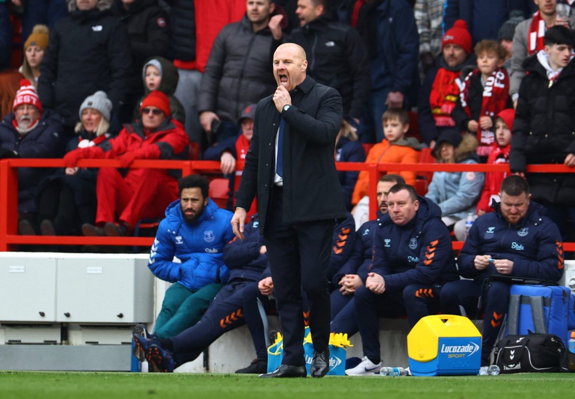 Everton: Dyche could ditch Townsend for Mills